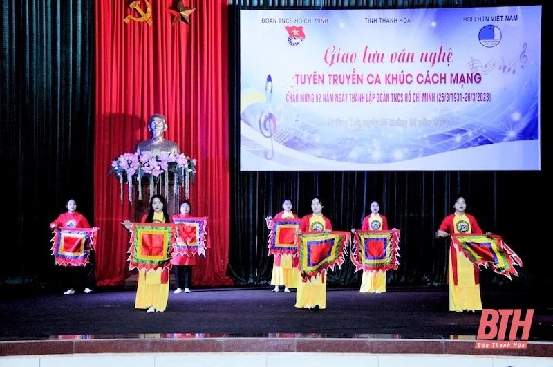 Mường Lát: Thanh niên giao lưu văn nghệ tuyên truyền ca khúc cách mạng