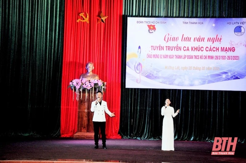 Mường Lát: Thanh niên giao lưu văn nghệ tuyên truyền ca khúc cách mạng