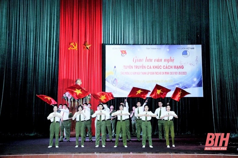 Mường Lát: Thanh niên giao lưu văn nghệ tuyên truyền ca khúc cách mạng