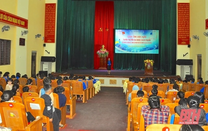 Mường Lát: Thanh niên giao lưu văn nghệ tuyên truyền ca khúc cách mạng