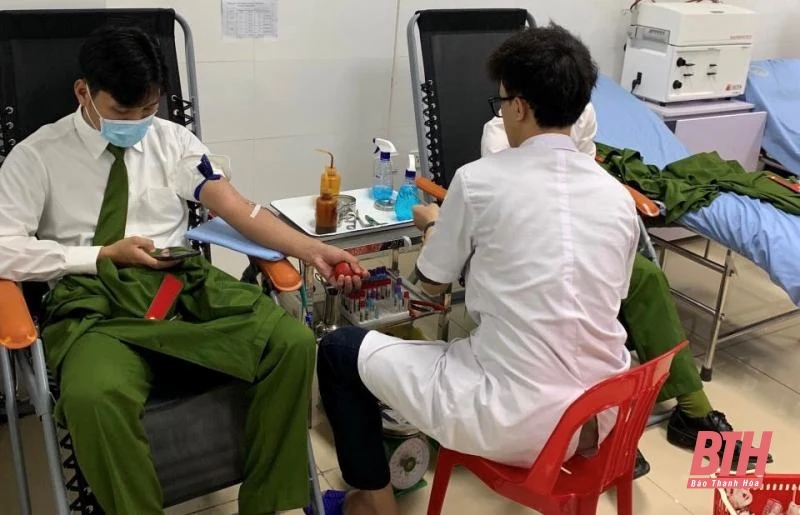 Cán bộ Công an Thanh Hóa hiến máu cứu bệnh nhân mổ cấp cứu