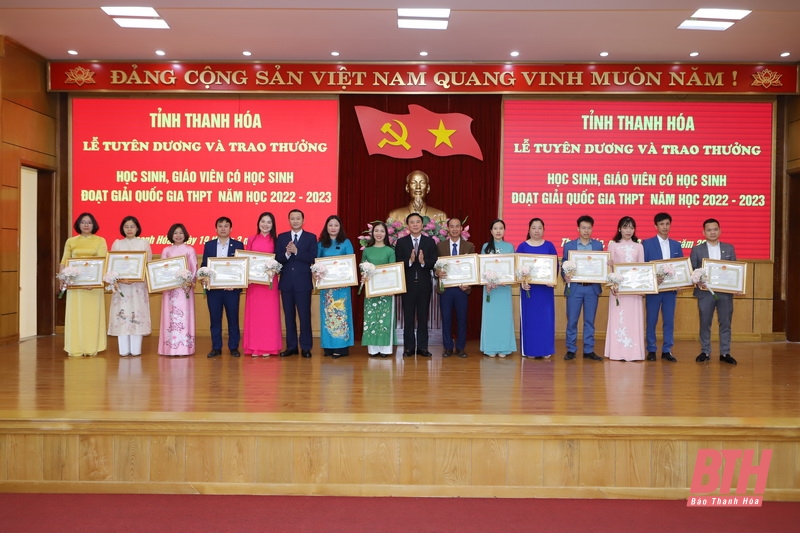 Tuyên dương, trao thưởng cho học sinh và giáo viên có học sinh đoạt giải quốc gia THPT năm học 2022-2023