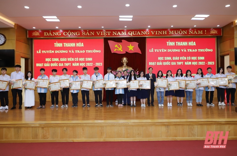 Tuyên dương, trao thưởng cho học sinh và giáo viên có học sinh đoạt giải quốc gia THPT năm học 2022-2023