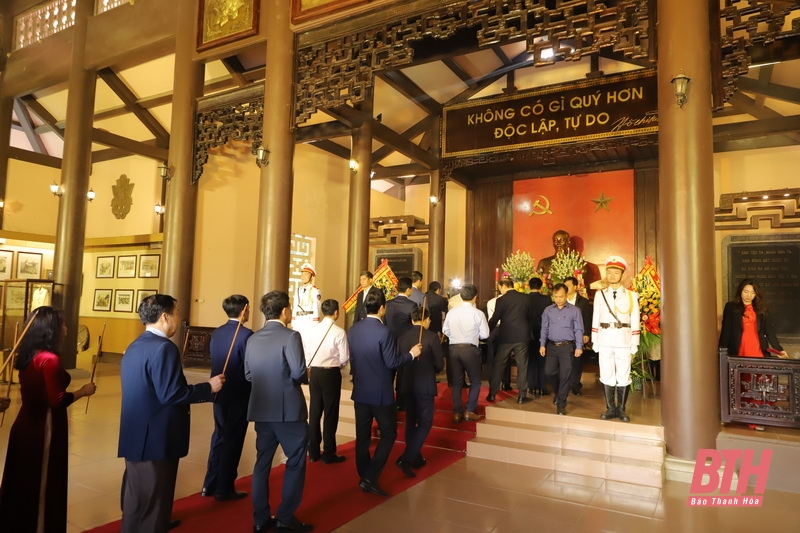 Các đồng chí Ủy viên dự khuyết Trung ương Đảng khóa XIII dâng hương tại Khu văn hóa tưởng niệm Chủ tịch Hồ Chí Minh