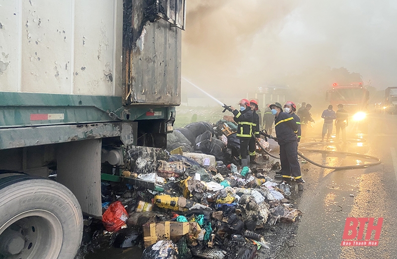 Thanh Hóa: Cháy hàng hóa chở bên trong xe container trên quốc lộ 1A