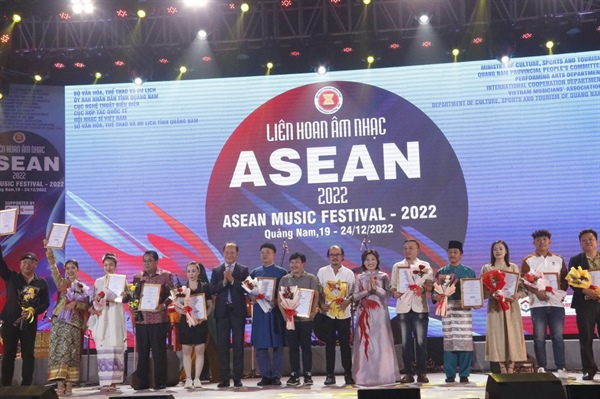 3 nghệ sỹ đoạt giải tại Liên hoan Âm nhạc ASEAN 2022 được Chủ tịch UBND tặng Bằng khen