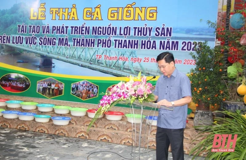Thả cá giống tái tạo nguồn lợi thủy sản trên sông Mã