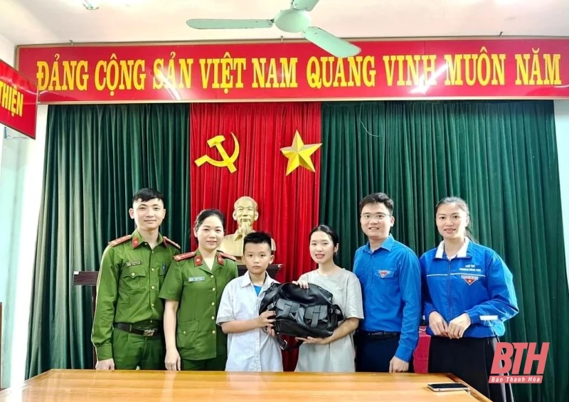 Khen thưởng học sinh nhặt được của rơi trả lại người mất