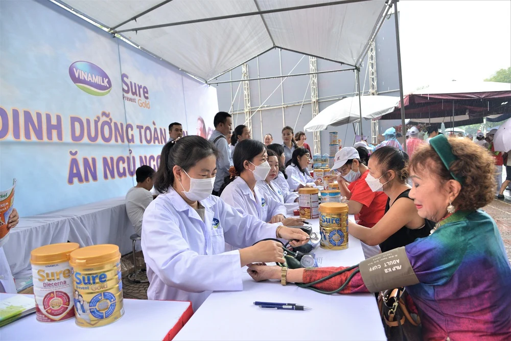 Vinamilk đẩy mạnh chương trình chăm sóc dinh dưỡng trẻ em và người cao tuổi năm 2023