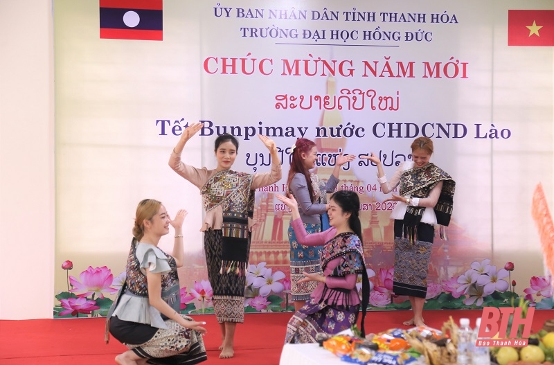 Đầm ấm Tết Bunpimay của lưu học sinh Lào tại Trường Đại học Hồng Đức