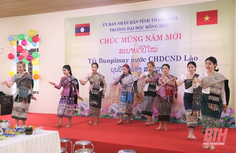 Đầm ấm Tết Bunpimay của lưu học sinh Lào tại Trường Đại học Hồng Đức