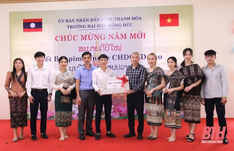 Đầm ấm Tết Bunpimay của lưu học sinh Lào tại Trường Đại học Hồng Đức