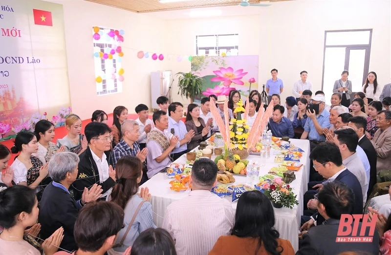 Đầm ấm Tết Bunpimay của lưu học sinh Lào tại Trường Đại học Hồng Đức
