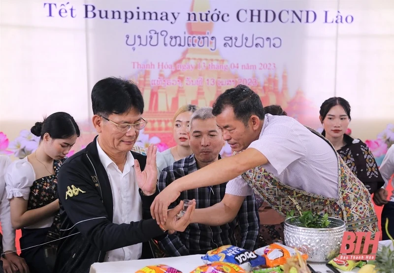 Đầm ấm Tết Bunpimay của lưu học sinh Lào tại Trường Đại học Hồng Đức