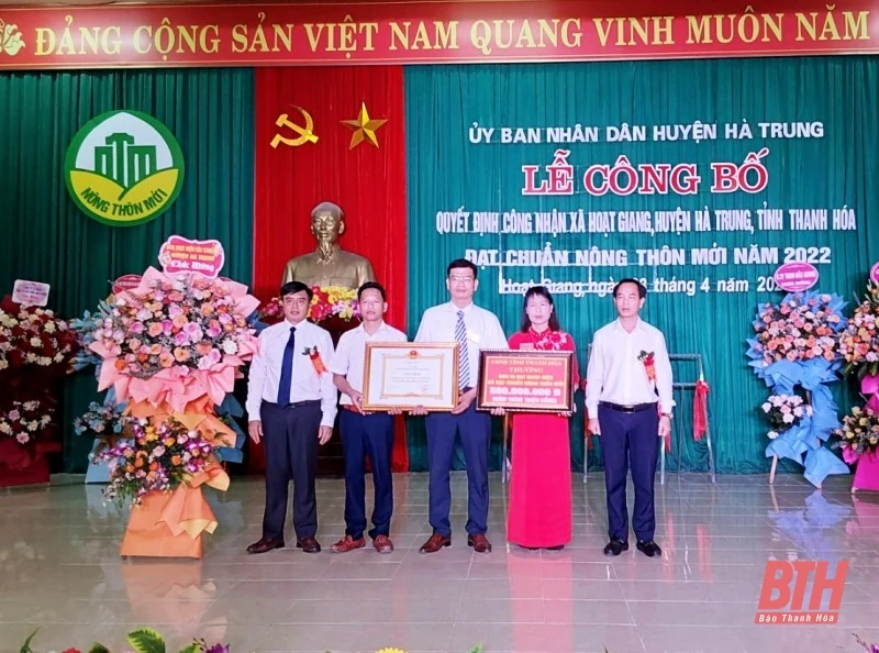 Công bố quyết định xã Hoạt Giang đạt chuẩn NTM năm 2022