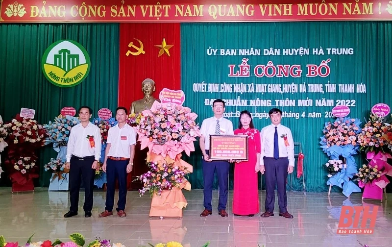 Công bố quyết định xã Hoạt Giang đạt chuẩn NTM năm 2022