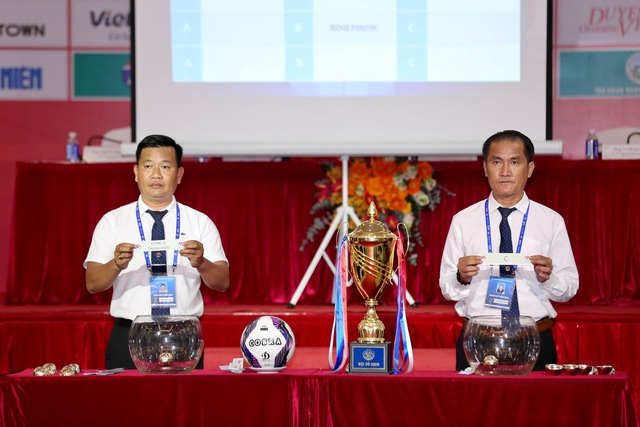 Đông Á Thanh Hoá rơi vào bảng “tử thần” giải U19 quốc gia; Văn Quyết bị treo giò 8 trận, nộp phạt 40 triệu đồng