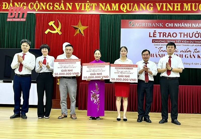 Agribank Nam Thanh Hóa trao thưởng cho khách hàng trúng giải Chương trình tiết kiệm dự thưởng “Trao gửi niềm tin - Hành trình gắn kết”