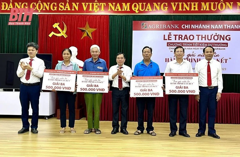 Agribank Nam Thanh Hóa trao thưởng cho khách hàng trúng giải Chương trình tiết kiệm dự thưởng “Trao gửi niềm tin - Hành trình gắn kết”