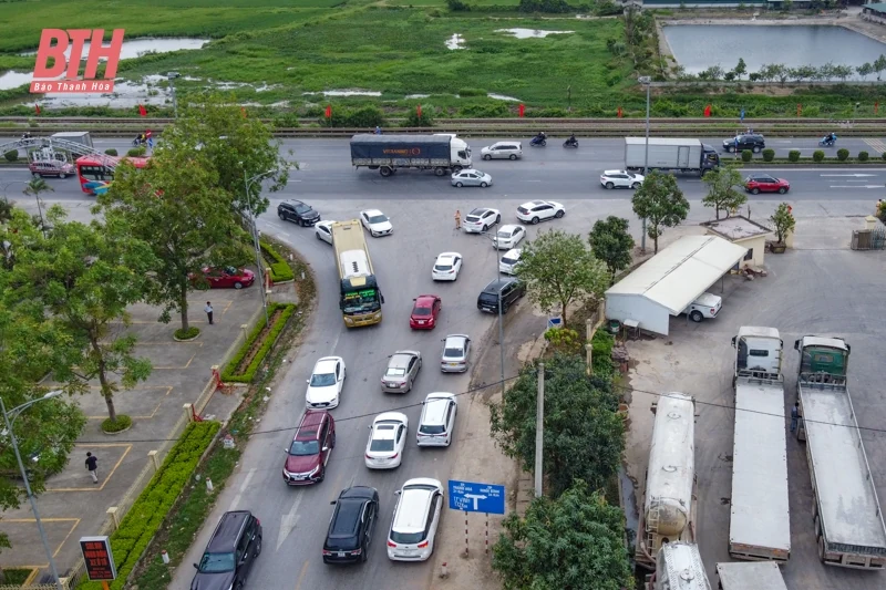 Những chuyến xe đầu tiên lăn bánh trên cao tốc Mai Sơn - Quốc lộ 45
