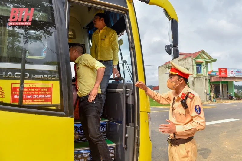 Những chuyến xe đầu tiên lăn bánh trên cao tốc Mai Sơn - Quốc lộ 45