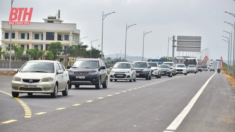 Những chuyến xe đầu tiên lăn bánh trên cao tốc Mai Sơn - Quốc lộ 45