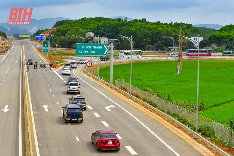 Những chuyến xe đầu tiên lăn bánh trên cao tốc Mai Sơn - Quốc lộ 45