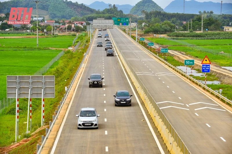 Những chuyến xe đầu tiên lăn bánh trên cao tốc Mai Sơn - Quốc lộ 45