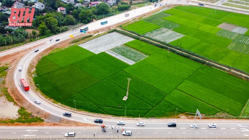 Những chuyến xe đầu tiên lăn bánh trên cao tốc Mai Sơn - Quốc lộ 45