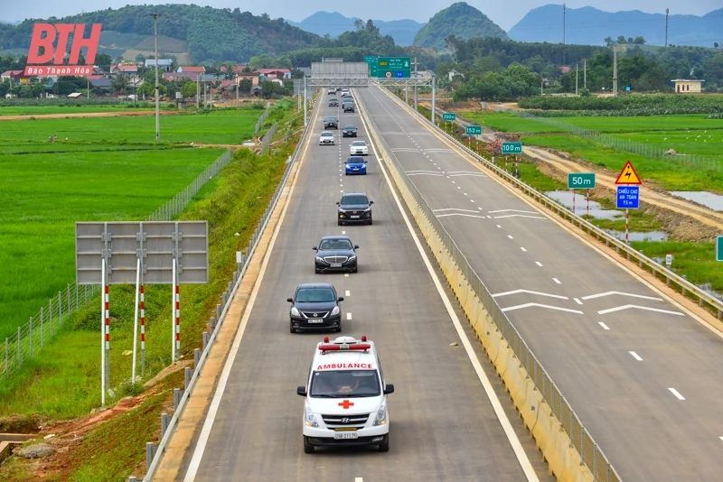 Những chuyến xe đầu tiên lăn bánh trên cao tốc Mai Sơn - Quốc lộ 45