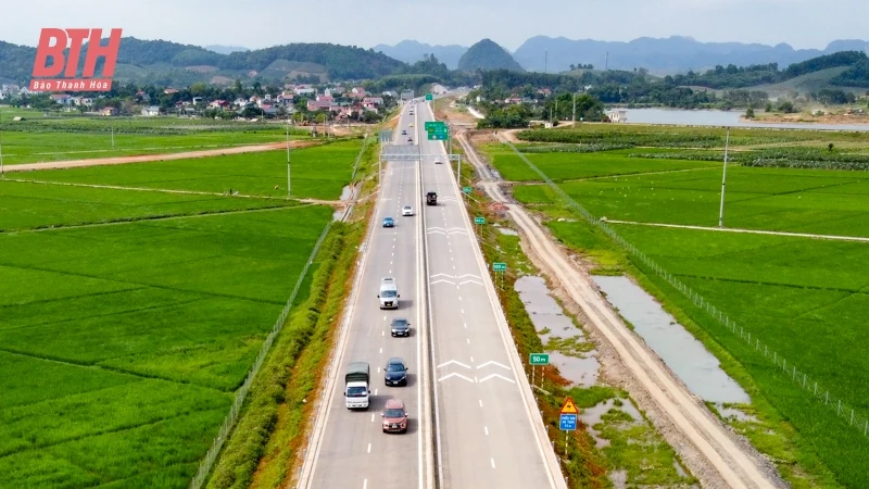 Những chuyến xe đầu tiên lăn bánh trên cao tốc Mai Sơn - Quốc lộ 45