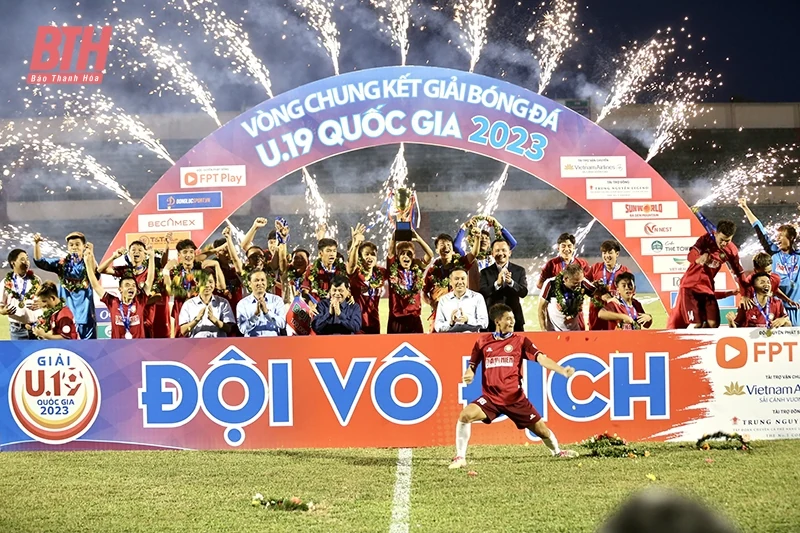 Tuyên dương, khen thưởng đội U19 Đông Á Thanh Hóa giành chức vô địch giải bóng đá U19 quốc gia năm 2023