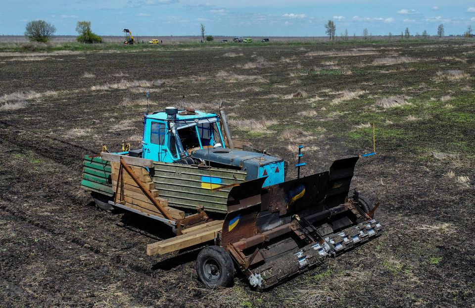 Nông dân Ukraine nghĩ ra cách chủ động rà phá bom mìn trên cánh đồng của mình
