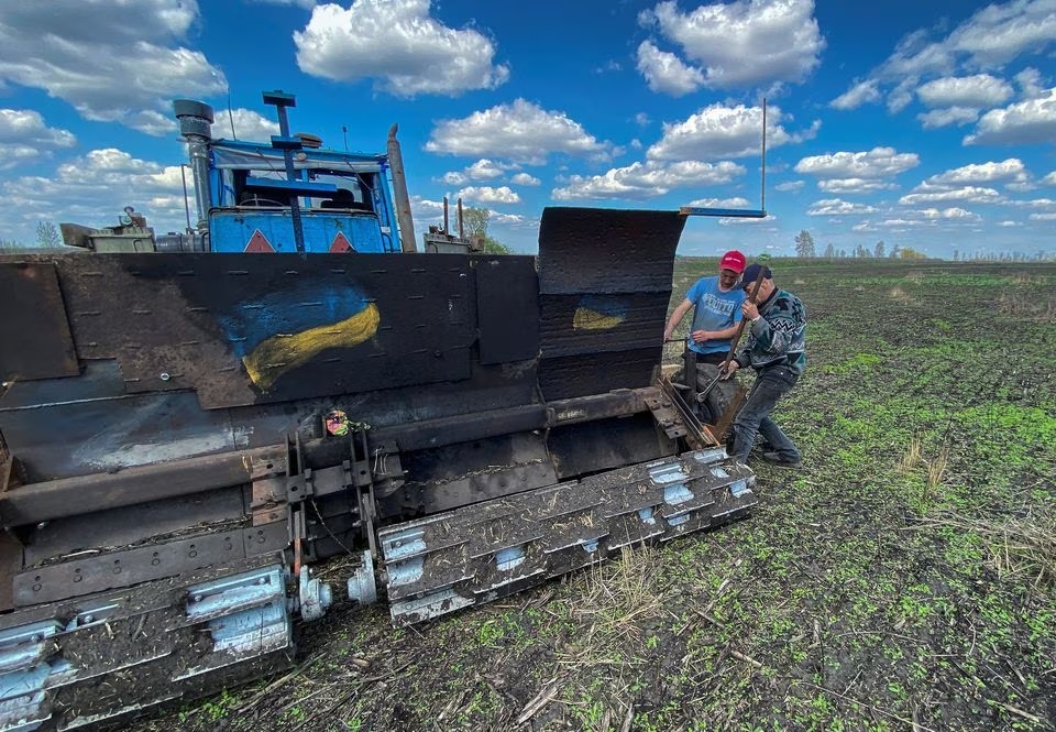 Nông dân Ukraine nghĩ ra cách chủ động rà phá bom mìn trên cánh đồng của mình