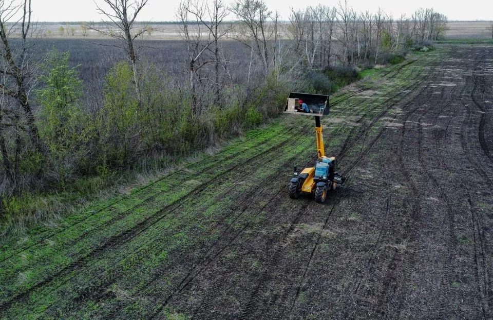 Nông dân Ukraine nghĩ ra cách chủ động rà phá bom mìn trên cánh đồng của mình