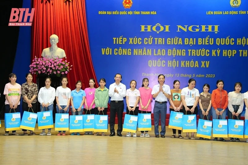 Đoàn Đại biểu Quốc hội tỉnh tiếp xúc cử tri là công nhân lao động