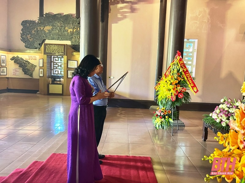 Đoàn công tác Ủy ban MTTQ tỉnh Đồng Nai dâng hương tưởng niệm Chủ tịch Hồ Chí Minh tại Thanh Hóa