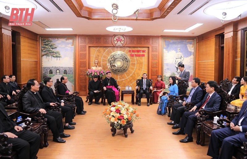 Chủ tịch UBND tỉnh Đỗ Minh Tuấn tiếp xã giao Đức Tổng Giám mục Marek Zalewski, đại diện Tòa Thánh Vatican không thường trú tại Việt Nam