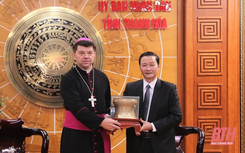 Chủ tịch UBND tỉnh Đỗ Minh Tuấn tiếp xã giao Đức Tổng Giám mục Marek Zalewski, đại diện Tòa Thánh Vatican không thường trú tại Việt Nam