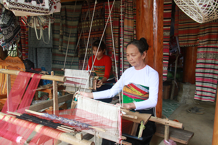 Thoát nghèo từ nghề dệt thổ cẩm truyền thống