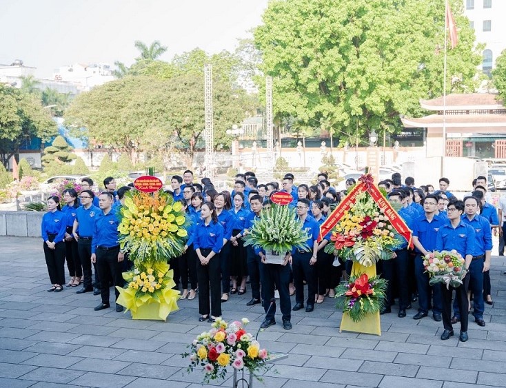 Đoàn thanh niên các ngân hàng dâng hương tưởng nhớ Chủ tịch Hồ Chí Minh