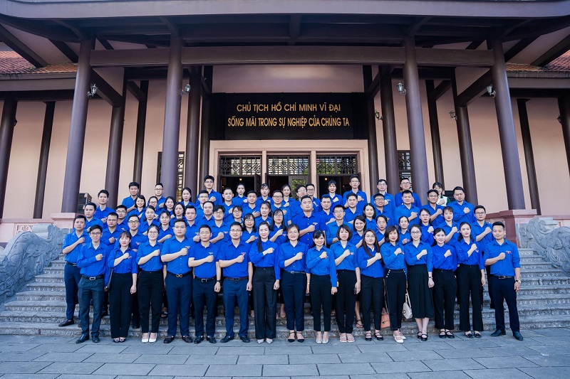 Đoàn thanh niên các ngân hàng dâng hương tưởng nhớ Chủ tịch Hồ Chí Minh
