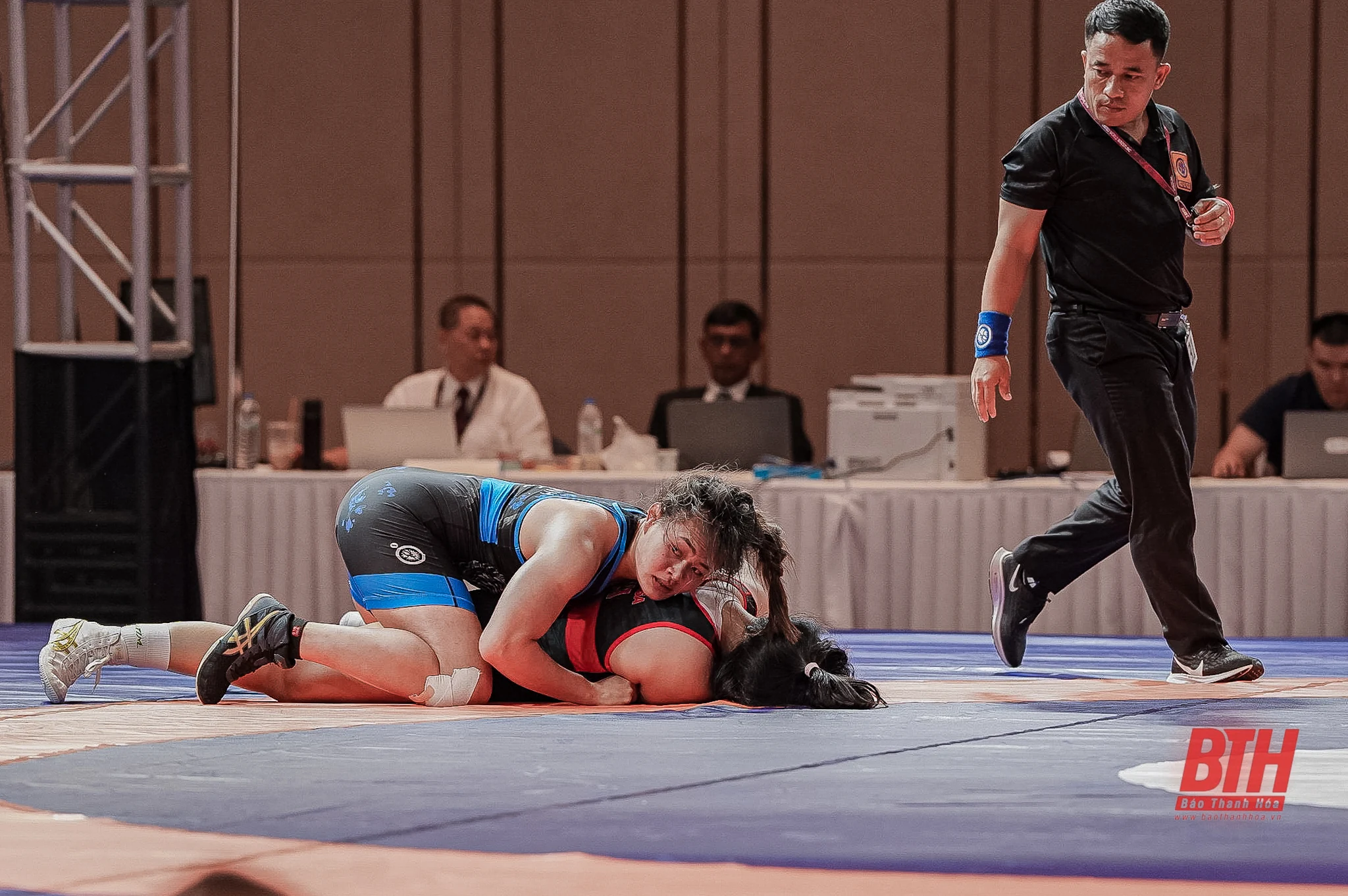 Đặng Thị Linh bảo vệ thành công tấm HCV môn Vật tại SEA Games 32