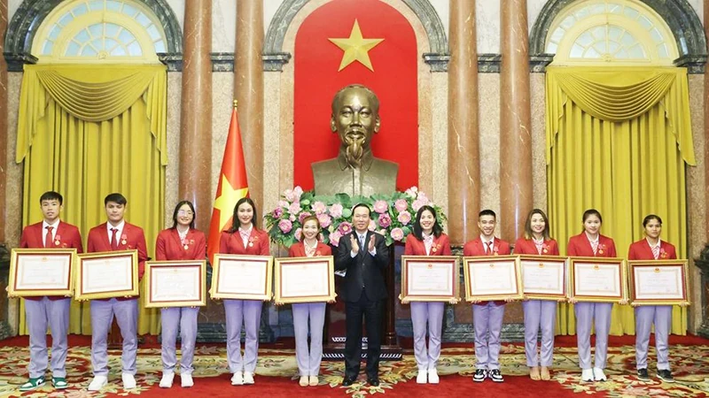 Các VĐV Cao Thị Duyên, Hoàng Thị Tình của tỉnh Thanh Hóa vinh dự được nhận Huân chương Lao động hạng Ba