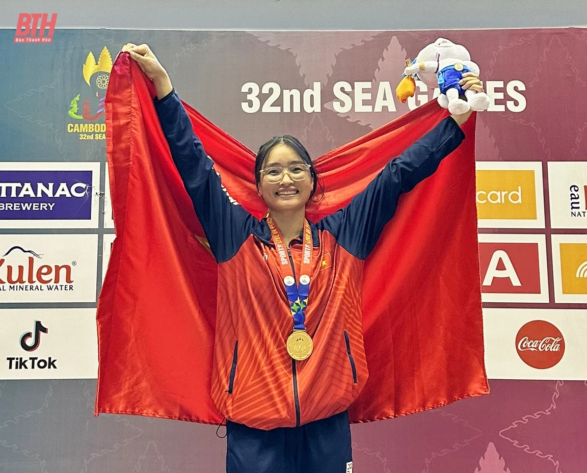 Các VĐV Cao Thị Duyên, Hoàng Thị Tình của tỉnh Thanh Hóa vinh dự được nhận Huân chương Lao động hạng Ba