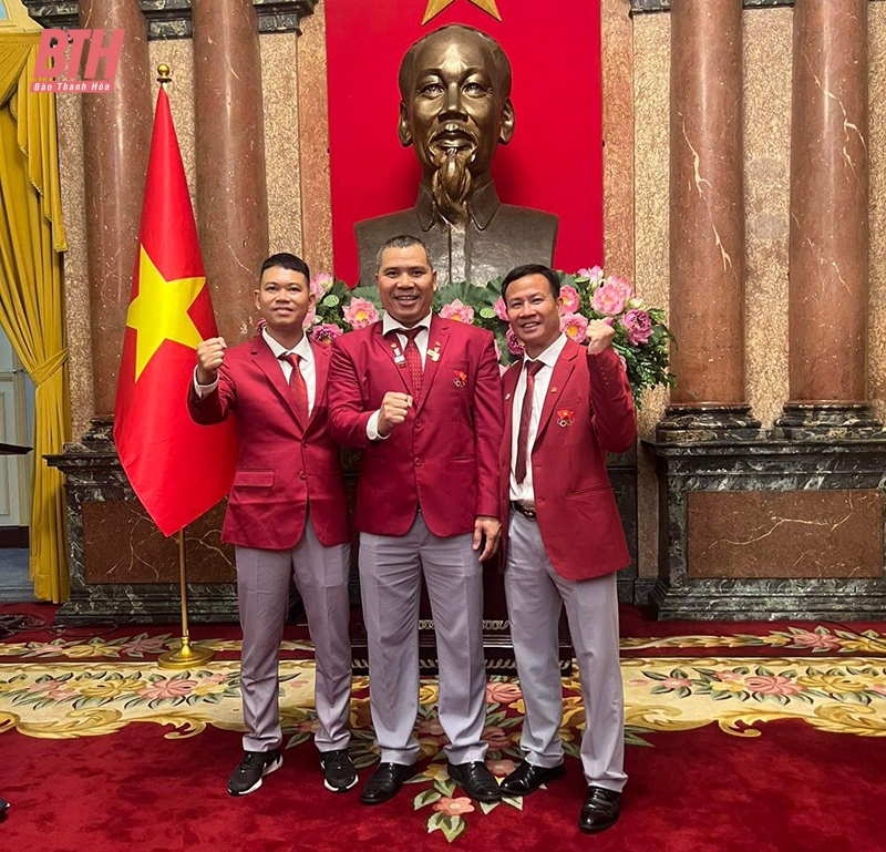Các VĐV Cao Thị Duyên, Hoàng Thị Tình của tỉnh Thanh Hóa vinh dự được nhận Huân chương Lao động hạng Ba