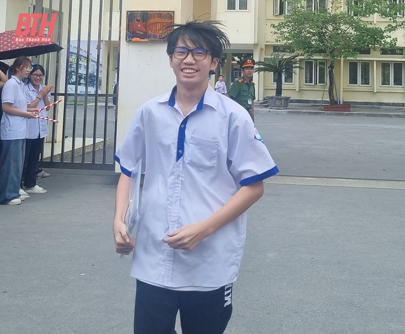Thí sinh vui mừng hoàn thành kỳ thi vào lớp 10 Trường THPT Chuyên Lam Sơn
