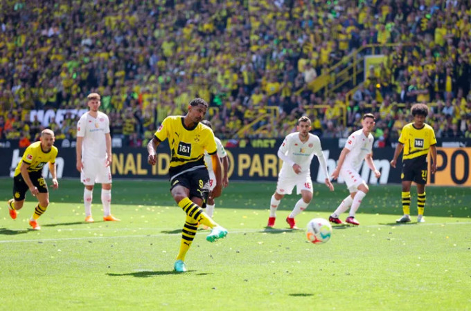 Đình chỉ trọng tài bắt việt vị sai ở trận Công an Hà Nội thắng SLNA; Dortmund “dâng” chức vô địch Bundesliga cho Bayern