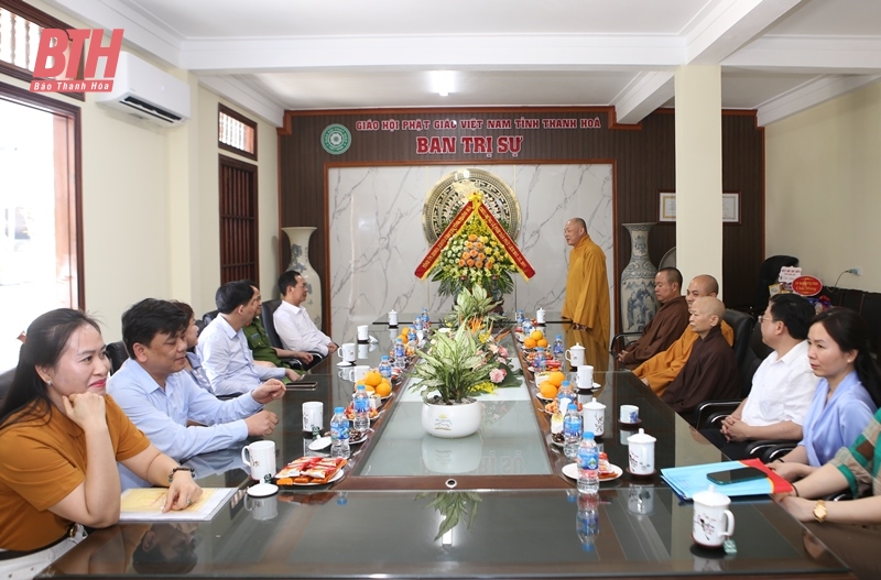 Phó Bí thư Tỉnh ủy Trịnh Tuấn Sinh chúc mừng chức sắc, tăng ni, Phật tử nhân lễ Phật đản
