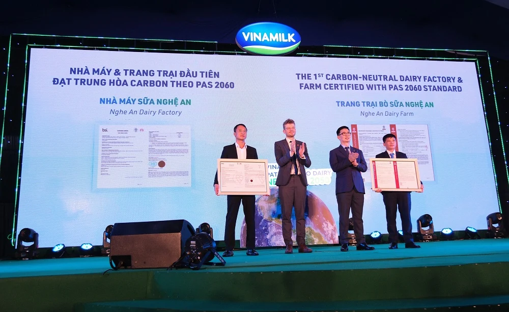 Vinamilk là công ty sữa đầu tiên tại Việt Nam có nhà máy và trang trại đạt chứng nhận trung hòa Carbon